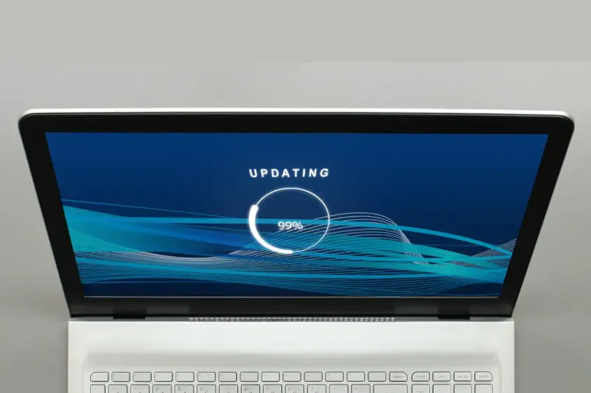 Notebook exibindo a tela de atualização em andamento